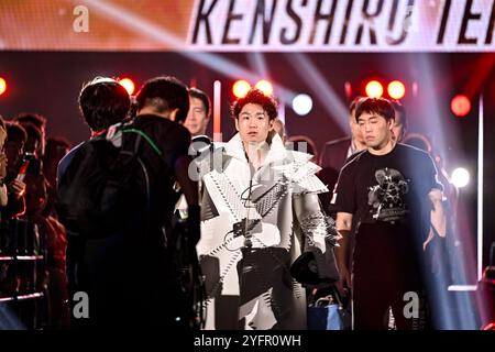 Tokyo, Japon. 13 octobre 2024. Le Japonais Kenshiro Teraji entre sur le ring avant le combat vacant pour le titre des poids mouches WBC à l'Ariake Arena à Tokyo, Japon, le 13 octobre 2024. Crédit : Hiroaki Finito Yamaguchi/AFLO/Alamy Live News Banque D'Images