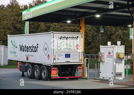 Énergies renouvelables aux pays-Bas : station de ravitaillement en hydrogène pour camions dans une aire de repos , promotion de l'énergie propre et de solutés durables pour les transports lourds Banque D'Images