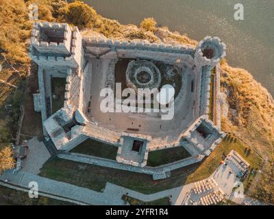 Le paysage magnifique capture les ruines de la citadelle de Ram, une importante forteresse militaire ottomane, mêlant histoire et patrimoine au bord du Danube Banque D'Images