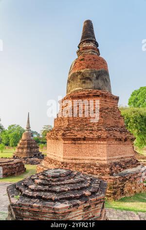 Ruines pittoresques du Wat Ratchaburana à Ayutthaya, Thaïlande Banque D'Images