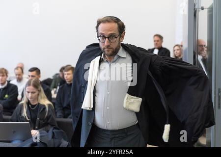 L'avocat David Braun photographié lors de la comparution de l'auteur Herman Brusselmans devant le tribunal correctionnel de Gand, mardi 05 novembre 2024. L'auteur belge a été convoqué par le Centre juif d'information et de documentation (JID) à la suite de sa chronique dans l'hebdomadaire Humo. La citation à comparaître est délivrée en dehors du bureau du procureur, mais le procureur prendra position devant le tribunal correctionnel. BELGA PHOTO JAMES ARTHUR GEKIERE Banque D'Images