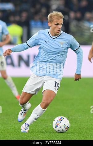 Rome, Italie. 04th Nov, 2024. Gustav Isaksen du SS Lazio vu en action lors du match de Serie A entre Lazio vs Cagliari au stade olympique. Score final Lazio 2 : 1 Cagliari (photo de Mattia Vian/SOPA images/Sipa USA) crédit : Sipa USA/Alamy Live News Banque D'Images