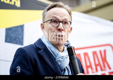 DEN HAAG - Maurice Limmen, président de l'Association des universités de Sciences appliquées, lors d'un marathon de lecture à haute voix au bâtiment de la Chambre des représentants. Pendant le marathon, les députés, les administrateurs, les employés des universités de sciences appliquées et les étudiants des objections ont lu à haute voix contre ce que l'on appelle langstudeerboete et aussi les coupes à l'hbo. ANP LINA SELG pays-bas Out - belgique Out Banque D'Images