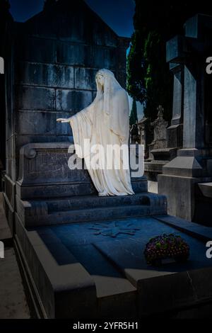 Sculpture de la Vierge Marie sur un tombeau de Granaud au cimetière Vieux, Béziers, département de l'Hérault en Occitanie, France. Banque D'Images