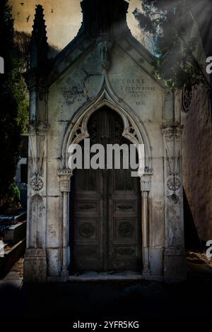 Crypte familiale au cimetière Vieux, Béziers, département de l'Hérault dans la région Occitanie, France. Banque D'Images