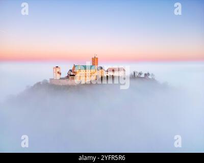 05.11.2024, GER, UNESCO Welterbe Burg Wartburg Die UNESCO Welterbe Burg Wartburg Hoch über der Stadt Eisenach im herstlichen Nebel 99817 Eisenach UNESCO Welterbe Burg Wartburg Thüringen Deutschland *** 05 11 2024, GER, site du patrimoine mondial de l'UNESCO Château de Wartburg Château de Wartburg au-dessus de la ville d'Eisenach dans le brouillard d'automne 99817 Eisenach site du patrimoine mondial de Wartburg Thuringe Allemagne Banque D'Images