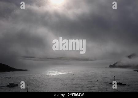 Vue prise au-dessus de North Sands par une journée brumeuse, avec le brouillard obscurcissant la vue sur East Portlemouth, mais avec Pound Stone en vue. Banque D'Images