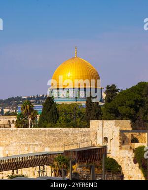 Dôme du Rocher Jérusalem avec le mur occidental ci-dessous. Banque D'Images
