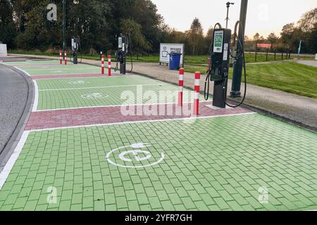 Energie renouvelable aux pays-Bas : parking avec bornes de recharge pour véhicules électriques, au hub énergétique Green Planet à Pesse, Drenthe. Banque D'Images