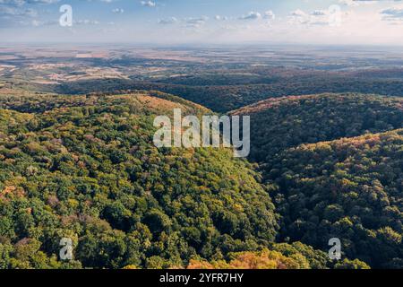 Vue aérienne du paysage d'automne de Fruska Gora, avec un feuillage vert et jaune couvrant les collines et les vallées près de Novi Sad Banque D'Images