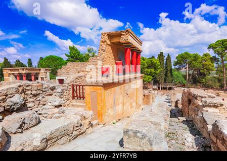 Crète, Grèce. Bull Fresco dans l'entrée nord du palais de Knossos. Les ruines de Knossos, le plus grand site archéologique de l'âge du bronze, civilisation minoenne Banque D'Images