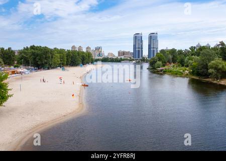 Kiev, Ukraine, 30 mai 2019 : plage de la ville, sur les rives du Dniepr, par une journée ensoleillée d'été. Saison de plage Banque D'Images