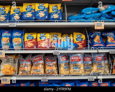 Cremona, Lombardie, Italie 27 octobre 2024 chips de pommes de terre de différentes marques, y compris tuc, eldorado, Highlander et amica chips, soigneusement arrangé Banque D'Images