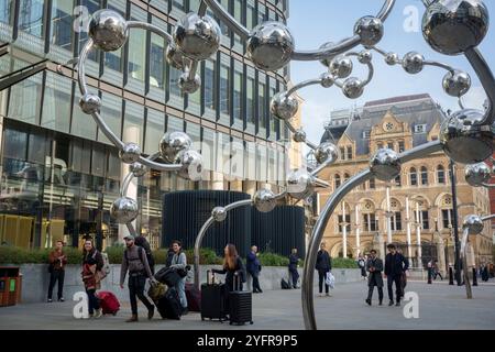 Sculpture de Yayoi Kusama intitulée « accumulation infinie » à Liverpool Street Station dans la City de Londres, le quartier financier de la capitale, le 4 novembre 2024, à Londres, en Angleterre. Yayoi Kusama, Infinite accumulation, 2024 Liverpool Street a été mis en service dans le cadre du programme Crossrail Art en 2017. Banque D'Images