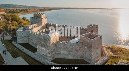 Le paysage magnifique capture les ruines de la citadelle de Ram, une importante forteresse militaire ottomane, mêlant histoire et patrimoine au bord du Danube Banque D'Images