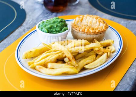chips tarte et pois pâteux sur une assiette Banque D'Images