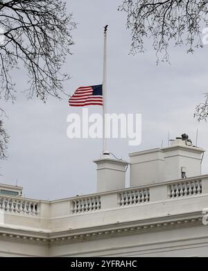 Photo du 15 février 2018 - le drapeau américain au-dessus de la Maison Blanche est abaissé à la moitié du personnel suite à la fusillade d'hier au lycée Marjory Stoneman Douglas à Washington, DC. - Les électeurs américains se rendent aux urnes mardi pour choisir leur prochain président. Les résultats des élections AMÉRICAINES sont parfois déclarés dans les heures qui suivent la fermeture des bureaux de vote, mais la compétition serrée de cette année pourrait signifier une attente plus longue. Le vice-président démocrate Kamala Harris et le républicain Donald Trump, l’ancien président, courent au coude et coude depuis des semaines. Photo Olivier Douliery/ABACAPRESS. COM Banque D'Images