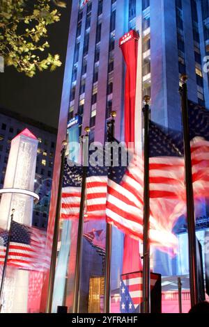 Inconnu. 05 novembre 2024. Photo du dossier datée du 2 novembre 2004 - ambiance durant la soirée des élections présidentielles américaines à Times Square à New York City, NY, USA. - Les électeurs américains vont aux urnes mardi pour choisir leur prochain président. Les résultats des élections AMÉRICAINES sont parfois déclarés dans les heures qui suivent la fermeture des bureaux de vote, mais la compétition serrée de cette année pourrait signifier une attente plus longue. Le vice-président démocrate Kamala Harris et le républicain Donald Trump, l’ancien président, courent au coude et coude depuis des semaines. Photo Guerin-Lamperti/ABACAPRESS. COM Credit : Abaca Press/Alamy Live News Banque D'Images