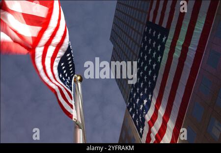 Photo du dossier datée du 10 septembre 2002 - des drapeaux américains sont partout sur le 2 World Financial Plaza, près de Ground Zero, quelques heures avant les cérémonies du premier anniversaire des attentats terroristes de 9/11. - Les électeurs américains vont aux urnes mardi pour choisir leur prochain président. Les résultats des élections AMÉRICAINES sont parfois déclarés dans les heures qui suivent la fermeture des bureaux de vote, mais la compétition serrée de cette année pourrait signifier une attente plus longue. Le vice-président démocrate Kamala Harris et le républicain Donald Trump, l’ancien président, courent au coude et coude depuis des semaines. Photo de Hahn-Khayat/ABACAPRESS. COM Banque D'Images