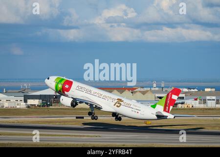 TAP Air Portugal Airbus A330-941 décolle à l'aéroport Humberto Delgado de Lisbonne Banque D'Images