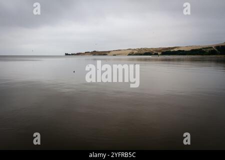 Paysage à la lagune de Curonian par un jour sombre Banque D'Images