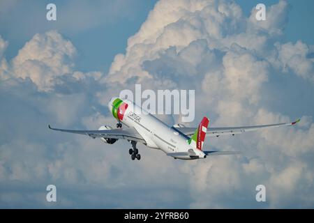 TAP Air Portugal Airbus A330-941 avion de passagers dans le ciel après le décollage à l'aéroport Humberto Delgado de Lisbonne Banque D'Images