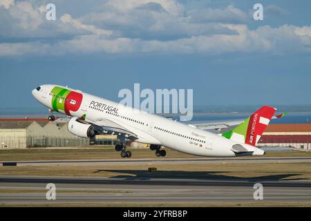 TAP Air Portugal Airbus A330-941 décolle à l'aéroport Humberto Delgado de Lisbonne Banque D'Images