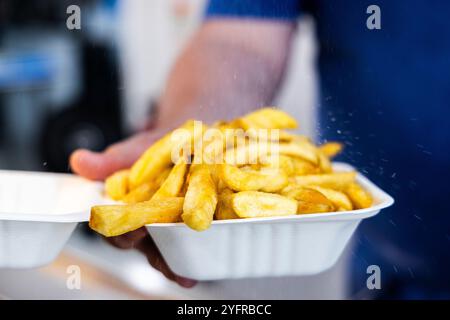 frites portion petit poisson et frites à emporter Banque D'Images