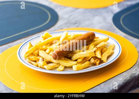 chips et une saucisse de pied de long Banque D'Images