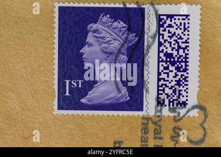 Timbre violet de 1ère classe avec tête de la reine Elizabeth II, collé sur l'enveloppe - timbre code-barres, timbre code-barres UK Banque D'Images