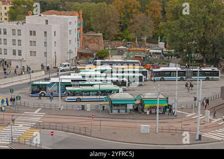 Venise, Italie - 10 octobre 2024 : vue aérienne des transports publics de la gare routière dans la ville Autumn Day Travel. Banque D'Images