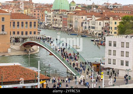 Venise, Italie - 10 octobre 2024 : vue aérienne de gens marchant sur le Grand canal du pont de verre lors du voyage du jour d'automne. Banque D'Images