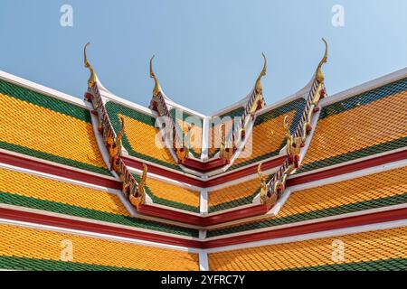 Impressionnant détail du toit de Wat Suthat Thepwararam à Bangkok Banque D'Images
