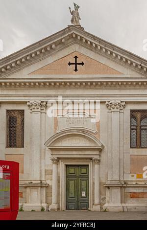 Venise, Italie - 09 octobre 2024 : Eglise catholique romaine Santa Fosca sur la place jour d'automne. Banque D'Images