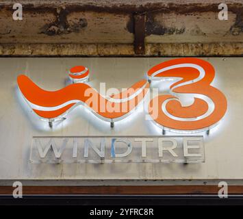 Trieste, Italie - 11 octobre 2024 : 3d Sign Italian Telecommunications Company WindTre Store Mobile Telephony services. Banque D'Images