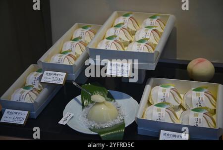 Exposition d'une confiserie locale avec une variété de crème de pêche Harajuku dans la galerie marchande Tengo Nakazaki, Osaka Japon. Banque D'Images