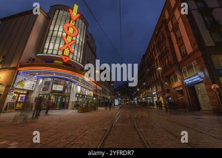 Le cinéma Vox à Strasbourg illuminé la nuit. Bas-Rhin, Alsace, Grand est, France, Europe Banque D'Images