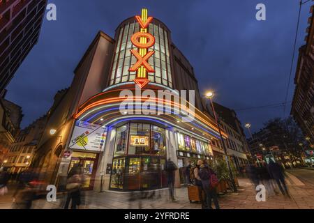 Le cinéma Vox à Strasbourg illuminé la nuit. Bas-Rhin, Alsace, Grand est, France, Europe Banque D'Images