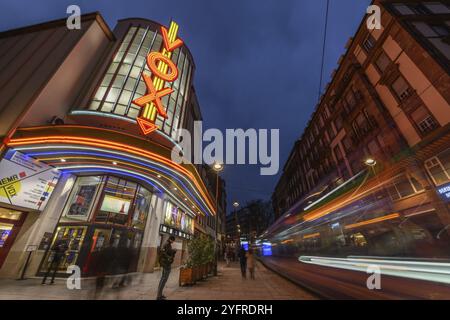 Le cinéma Vox à Strasbourg illuminé la nuit. Bas-Rhin, Alsace, Grand est, France, Europe Banque D'Images