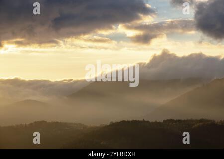 Brume dans les montagnes en automne. Le soleil du soir illumine les vallées. France Europe, Vosges Banque D'Images