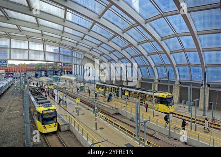 Quais de tramway Metrolink de la gare Victoria dans le centre-ville de Manchester, Angleterre. Banque D'Images