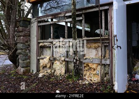 Skånes-Fagerhult, Skåne, Suède. 5 novembre 2024. Station-service abandonnée. Banque D'Images