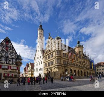 Hôtel de ville et maisons à colombages sur la place du marché dans le vieux centre-ville de Rothenburg ob der Tauber. Rothenburg, Bavière, Allemagne, Europe Banque D'Images