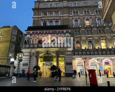 Londres, Royaume-Uni. 04th Nov, 2024. Les gens se tiennent devant un hôtel à côté de la gare de Charing Cross à Londres au crépuscule. Crédit : Julia Kilian/dpa/Alamy Live News Banque D'Images