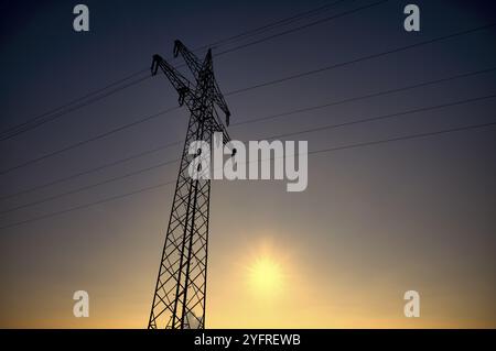 Pylône d'électricité de ligne aérienne, pylône d'électricité, pylône à haute tension, soleil, coucher de soleil, Stuttgart, Bade-Wuerttemberg, Allemagne, Europe Banque D'Images