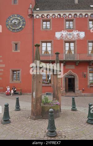 Entrée au Musée alsacien gothique tardif avec horloge astronomique et fontaine de dessin historique, Alsacien, Musée alsacien, Haguenau, Bas-Rhin, ALSA Banque D'Images