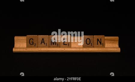 Scrabble porte-carreaux de lettre en bois avec Game on expression, journée internationale de table Banque D'Images