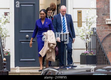 Kemi Badenoch quitte le quartier général de la campagne conservatrice avec son mari Hamish après qu'elle ait été déclarée nouvelle chef du Parti conservateur. Banque D'Images