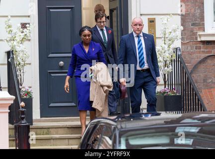 Kemi Badenoch quitte le quartier général de la campagne conservatrice avec son mari Hamish après qu'elle ait été déclarée nouvelle chef du Parti conservateur. Banque D'Images