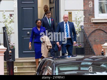 Kemi Badenoch quitte le quartier général de la campagne conservatrice avec son mari Hamish après qu'elle ait été déclarée nouvelle chef du Parti conservateur. Banque D'Images